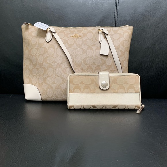 Coach Handbags - New coach signature wallet